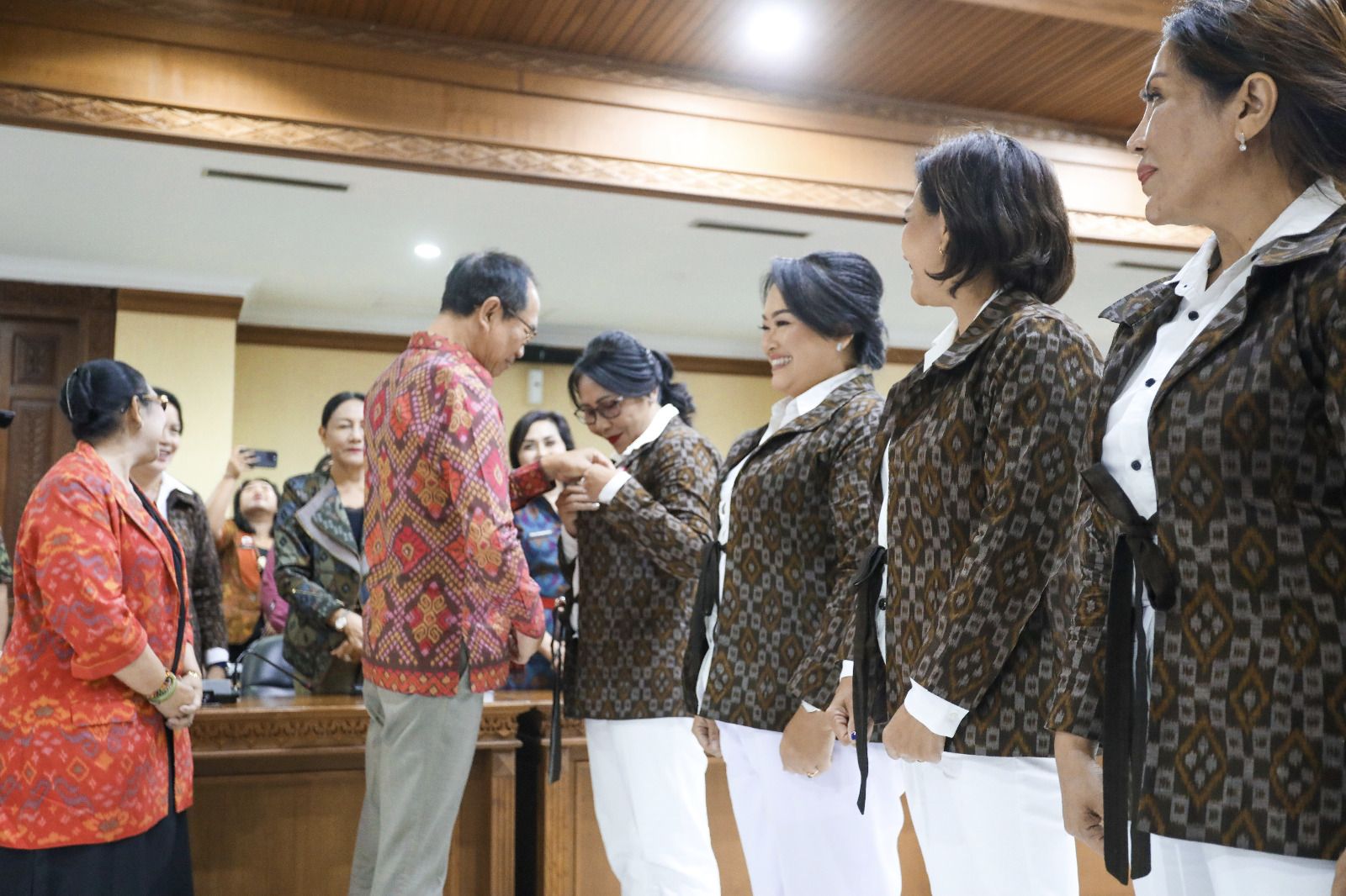 podiumnews.com-Wabup Suiasa Kukuhkan Pengurus GOW Badung